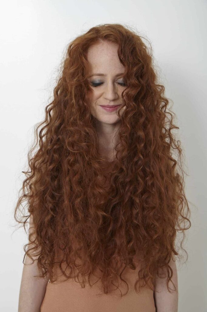 Effective methods to control frizz in a ginger wig